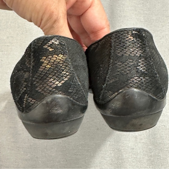 Sz. 36 Dansko Olivia black/gold snake print loafers, comfort, walking, slip-on - Picture 8 of 13